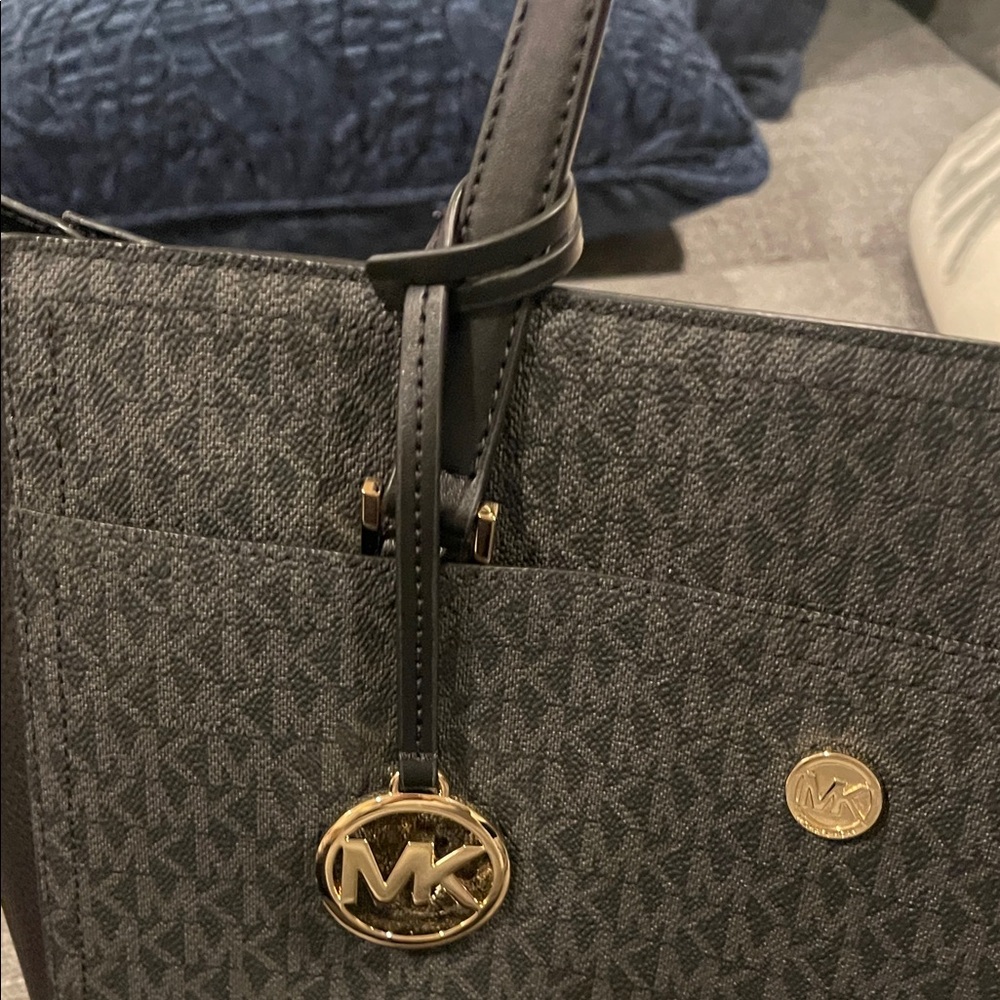 Michael Kors Large Maisie 2/1 Black Signature Tote. With logo snapin clutch NWOT - Picture 9 of 11